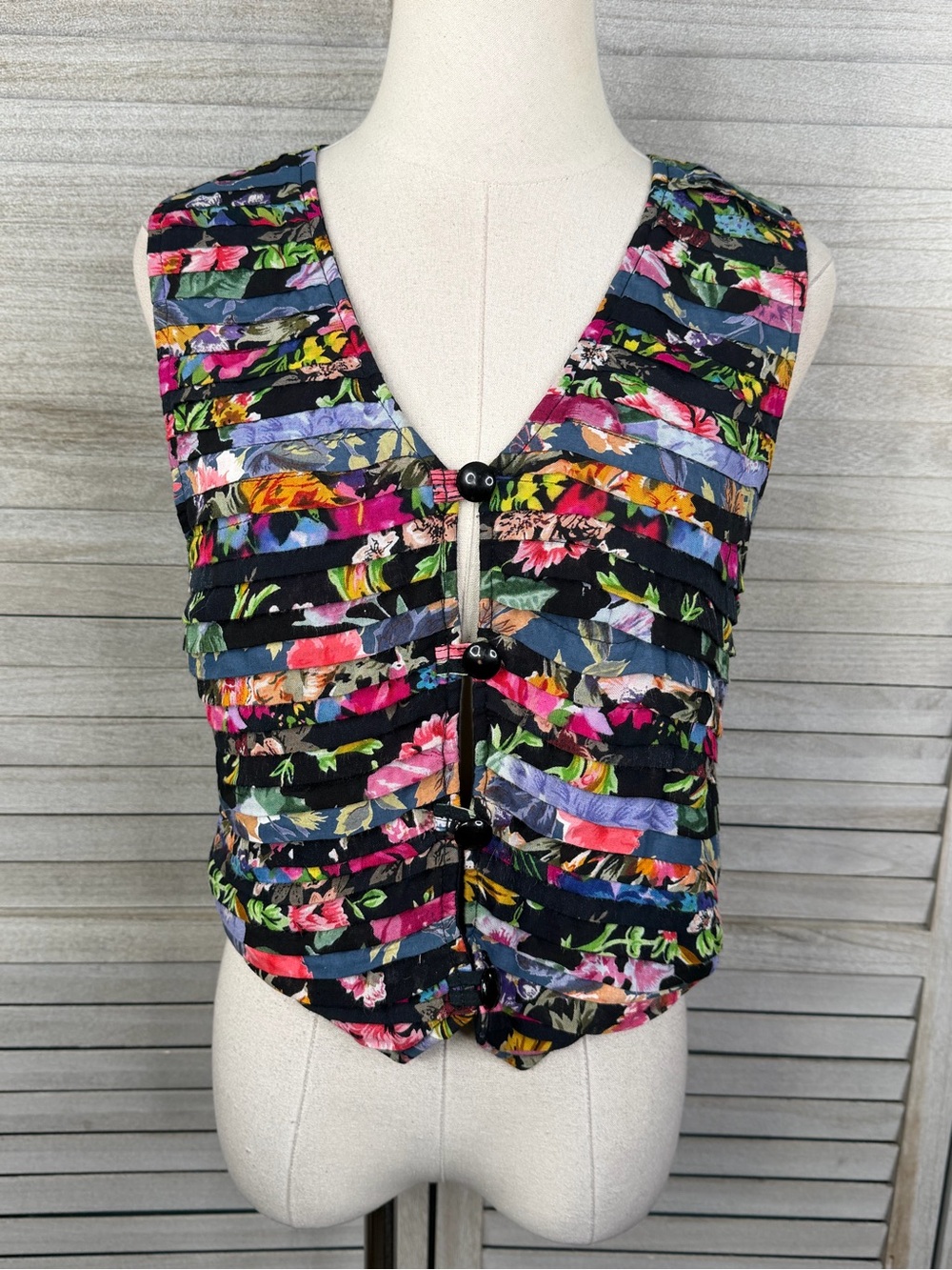 AJ-Vintage 80's-90's Pleated Floral Vest w Solid Black Back-Small